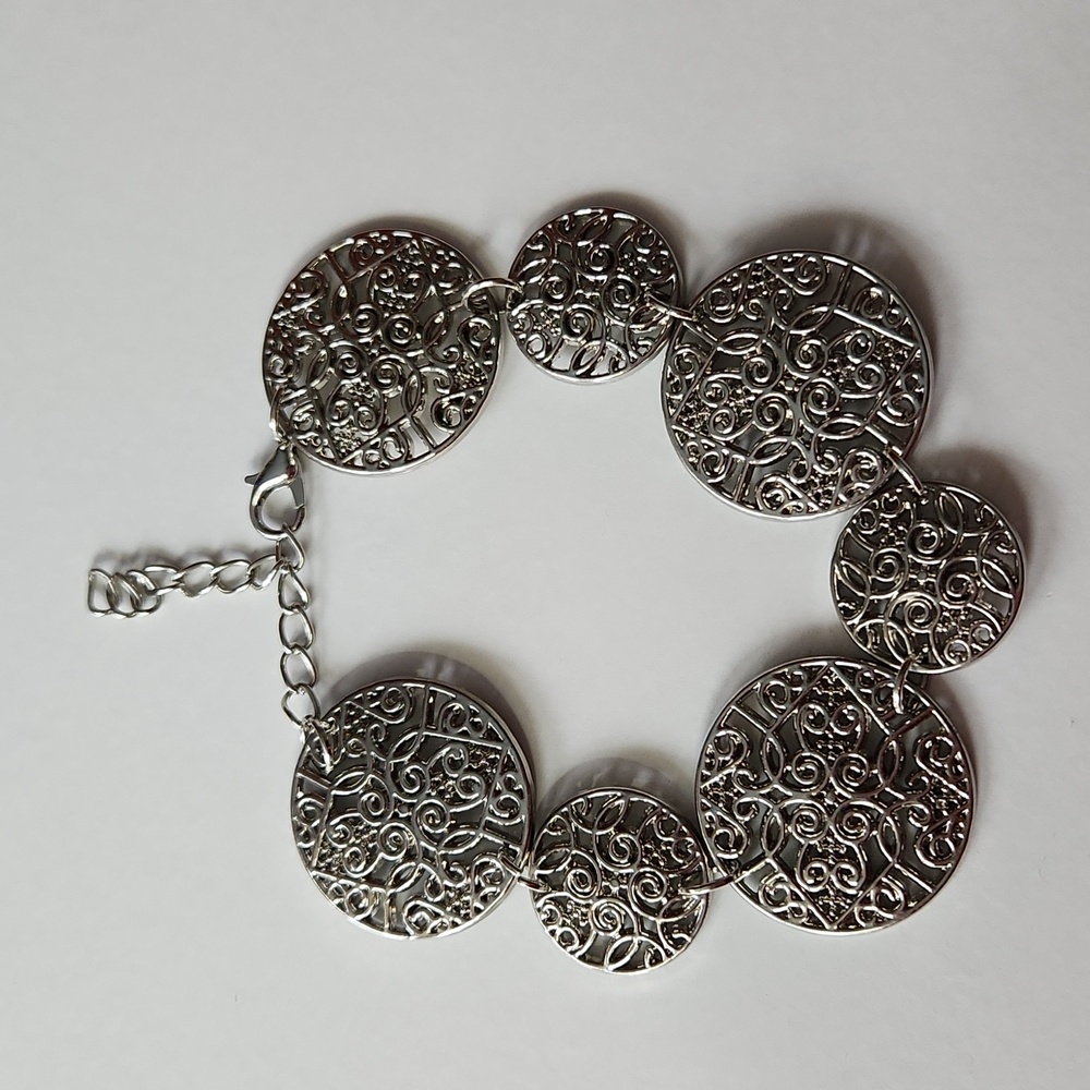 Silvertone Fashion Jewelry Bracelet NWOT 9"